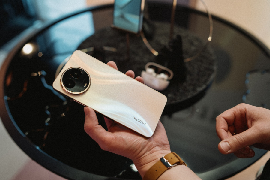realme 11 5g  w ręku