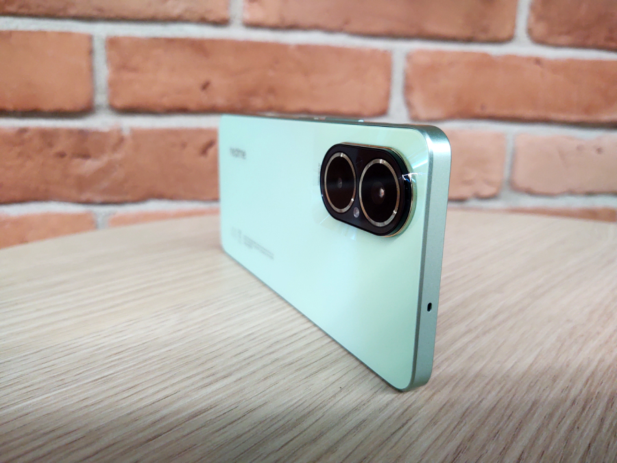 realme c67 na tle cieglanej sciany
