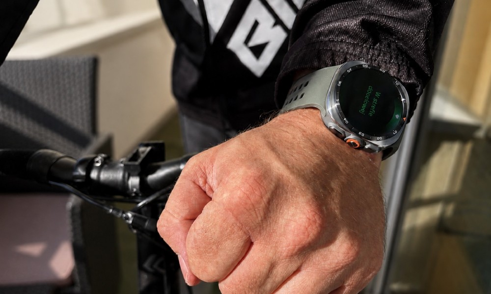 rowerzysta ze smartwatchem Samsung Galaxy Watch Ultra2
