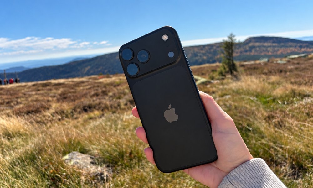 czarny iphone 18 pro max na tle g&oacute;rskiego krajobrazu