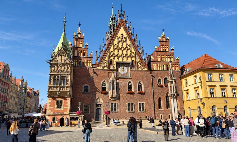 rynek z gotyckim ratuszem we Wrocławiu