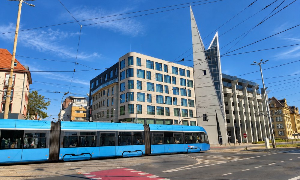 błękitny tramwaj na tle Wrocławia