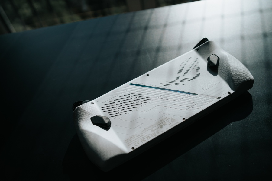 Tył konsoli ASUS ROG Ally