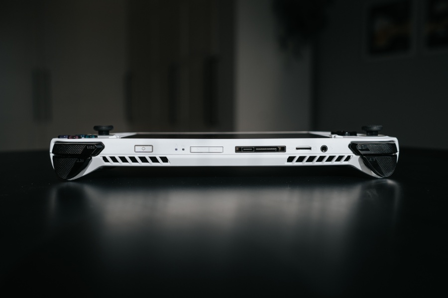 G&oacute;rna obudowa ASUS ROG Ally - widoczne porty połączeniowe