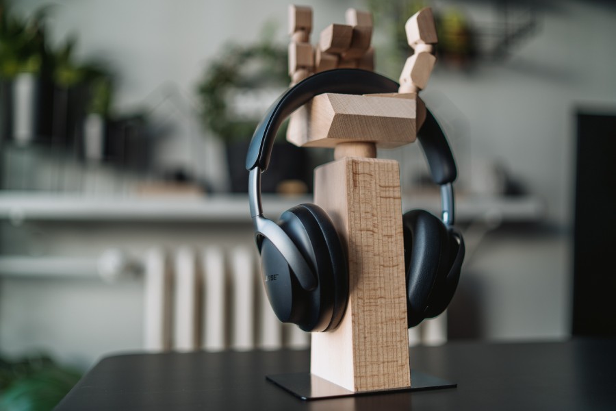 słuchawki Bose QuietComfort Ultra na drewnianej rączce