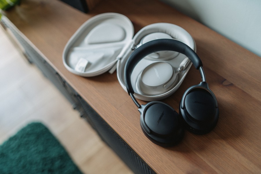 słuchawki Bose QuietComfort Ultra w dw&oacute;ch wersjach kolorystycznych