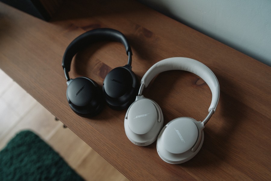 słuchawki Bose QuietComfort Ultra w dwóch wersjach kolorystycznych