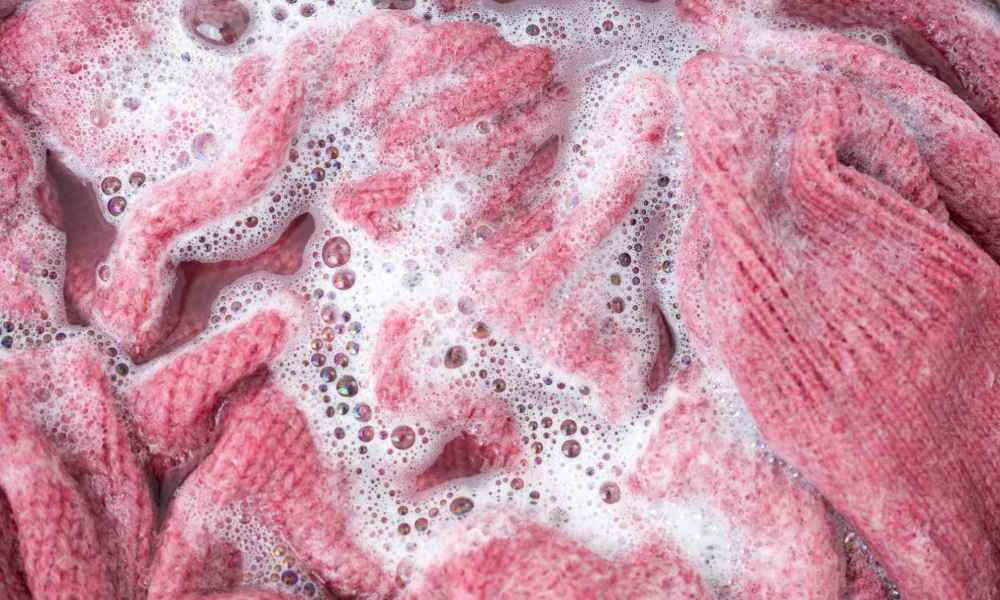 ręczne pranie wełnianego swetra