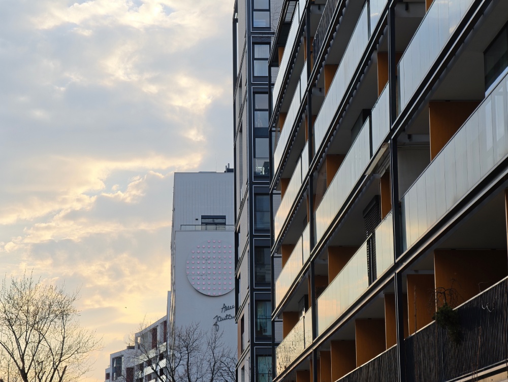 refleksy slonca na budynku foto xiaomi 17 ultra