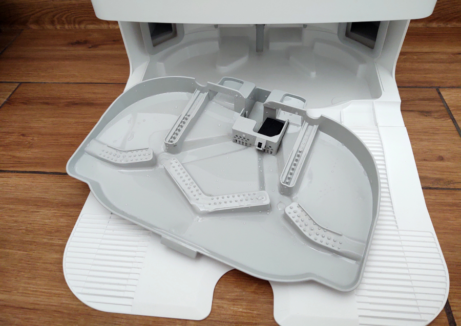 roborock qrevo maxv i jego tacka ociekowa