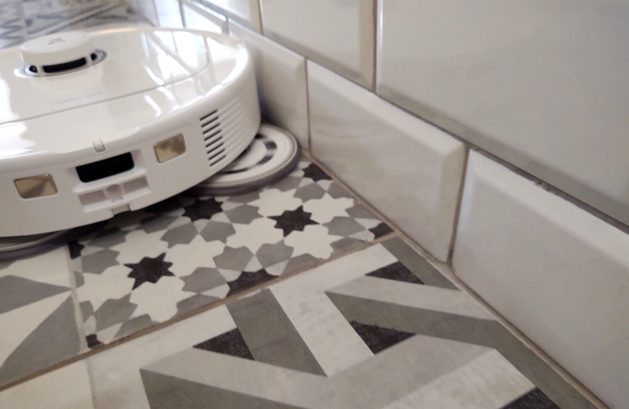 roborock qrevo maxv na płytkach lazienkowych