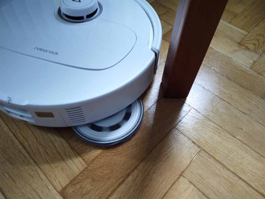 robot roborock qrevo jezdzi dookoła nogi stołu