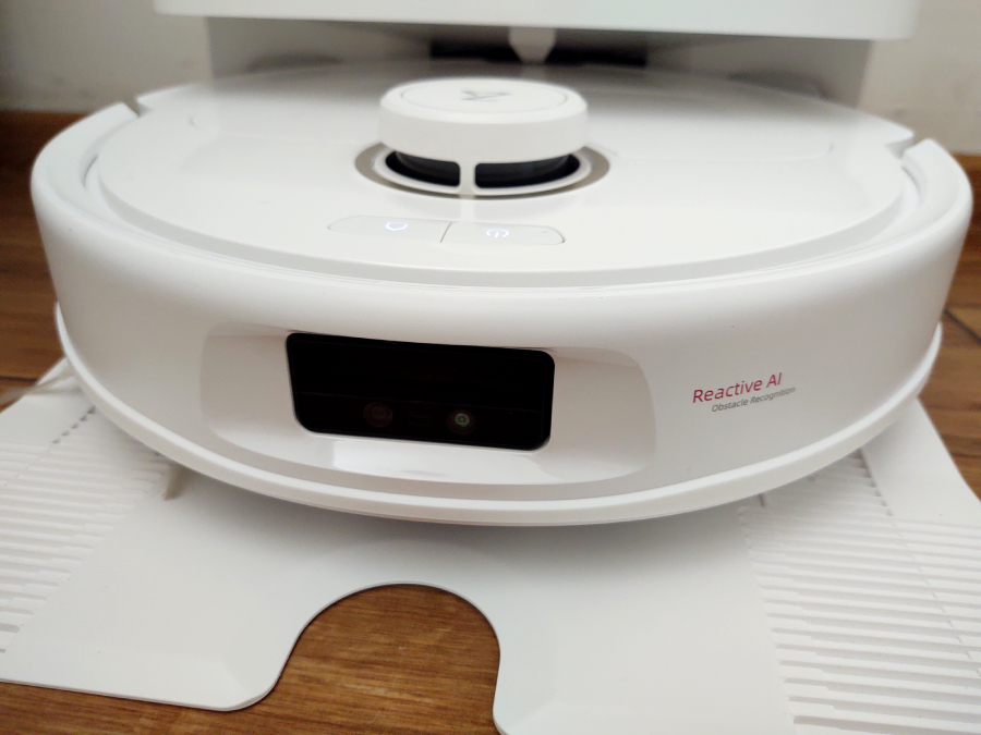 robot sprzątający roborock qrevo maxv siedzi w bazie i czeka na sprzątanie