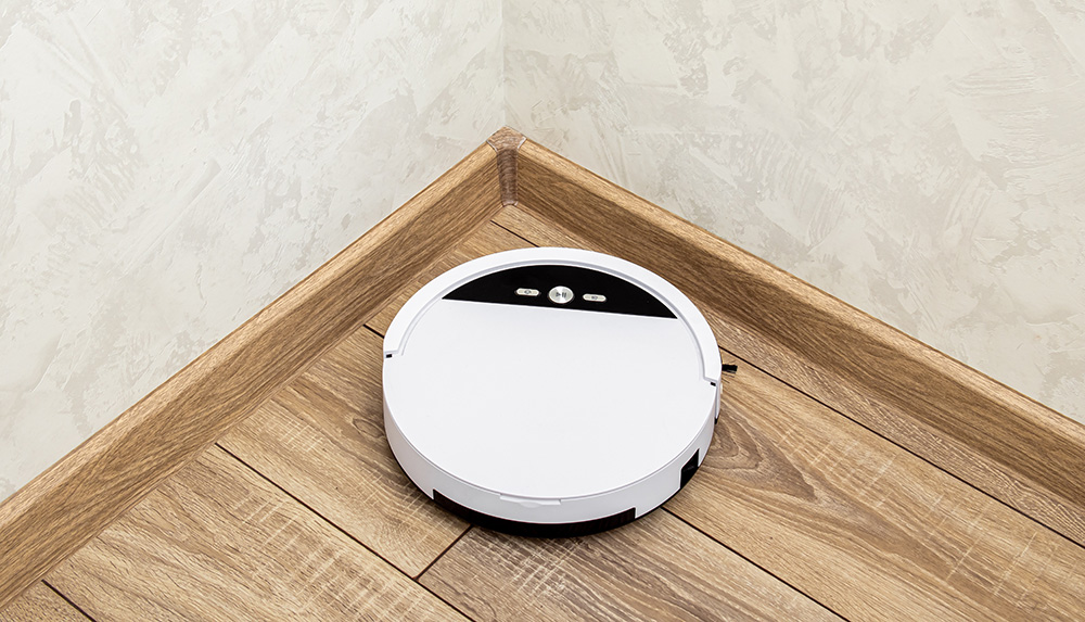 to robot sprzątający w rogu. to on w świetle reflektora.