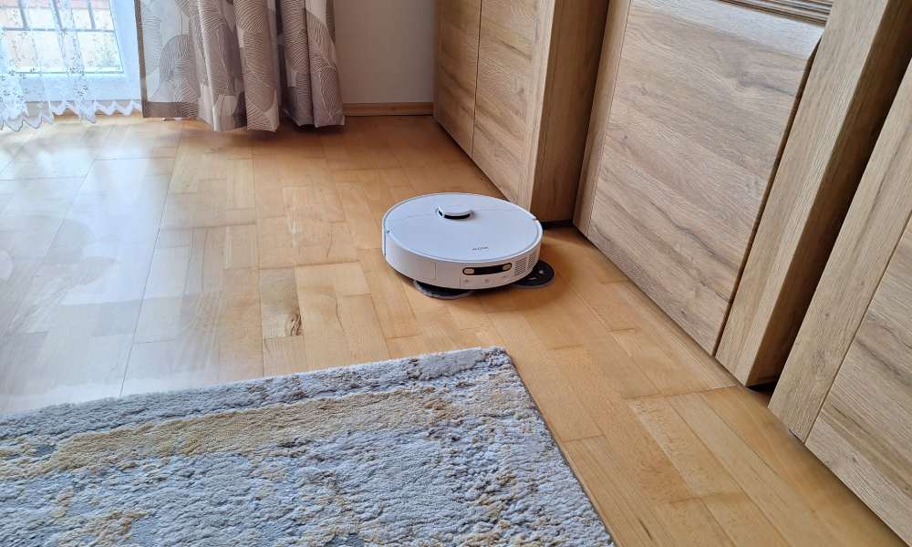 Wysunięty w bok mop odkurzacza MOVA e40 ultra podczas mycia podłogi.