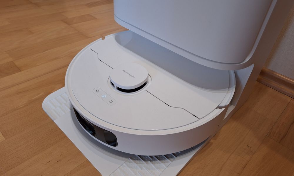 Robot Mova e40 ultra ładuje się w stacji dokującej.