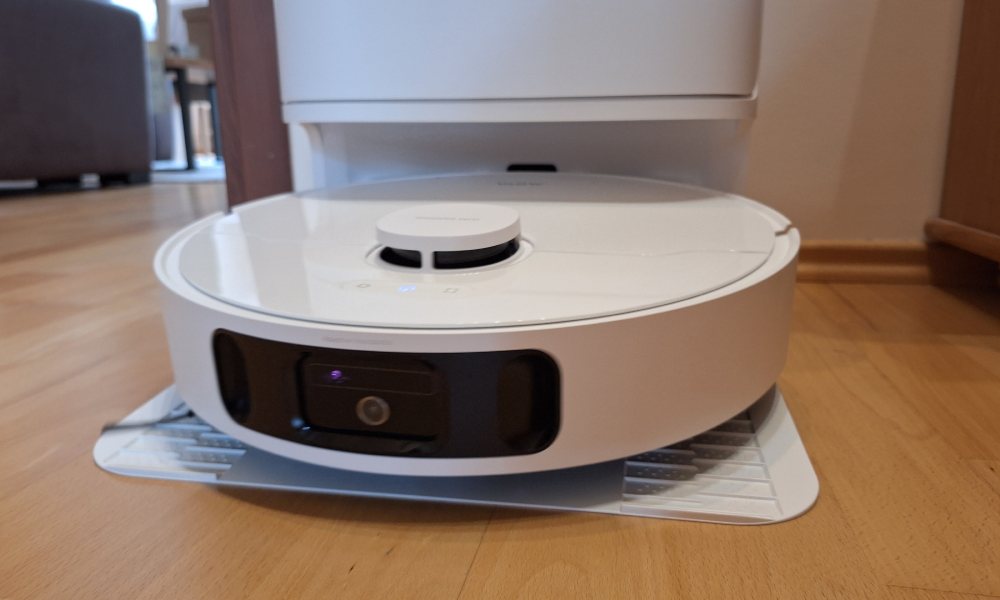 Zbliżenie od przodu na robot sprzątający Mova E40 Ultra