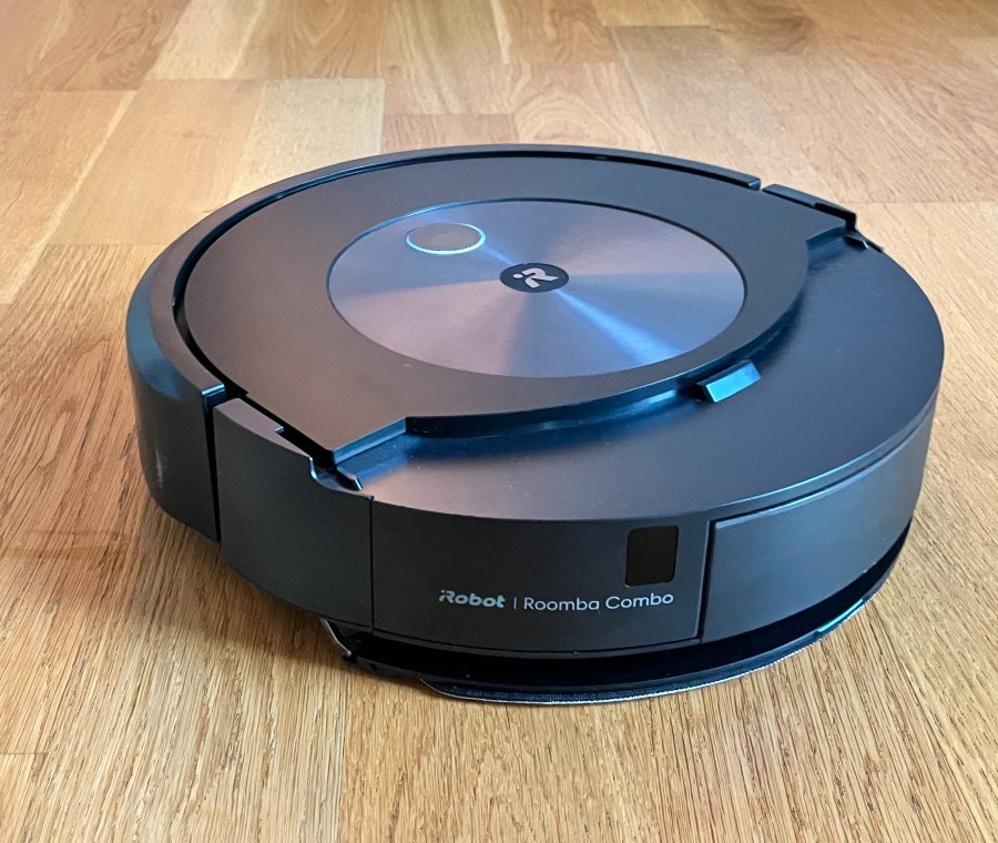 Gdy Roomba Combo j7+ przechodzi do mopowania, opuszcza ramię z nakładką mopującą, tak że ta ostatnia znajdzie się na spodzie urządzenia, w tylnej jego części. To genialny mechanizm, za którego zastosowanie należą się inżynierom firmy iRobot duże brawa.