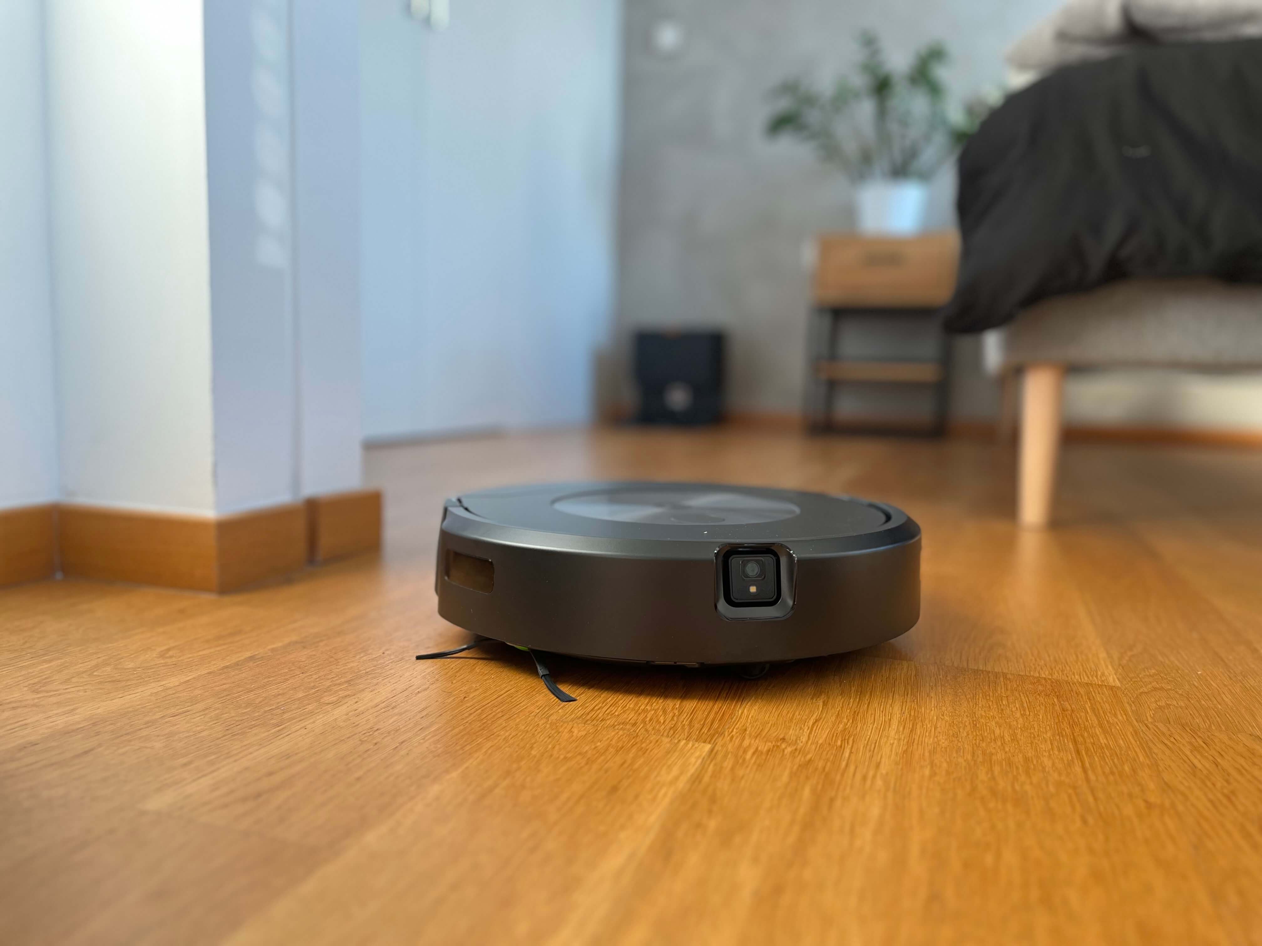 Dzięki kamerze wszystkie dobrze widoczne przeszkody omija bez problemu, czasami tylko zdarza mu się obijać, np. o nogi krzeseł lub stołu. Czy wjechać w kabel, który w następstwie wkręci mu się w szczotkę boczną – musiałem wtedy pomóc mu się z niego wyplątać.