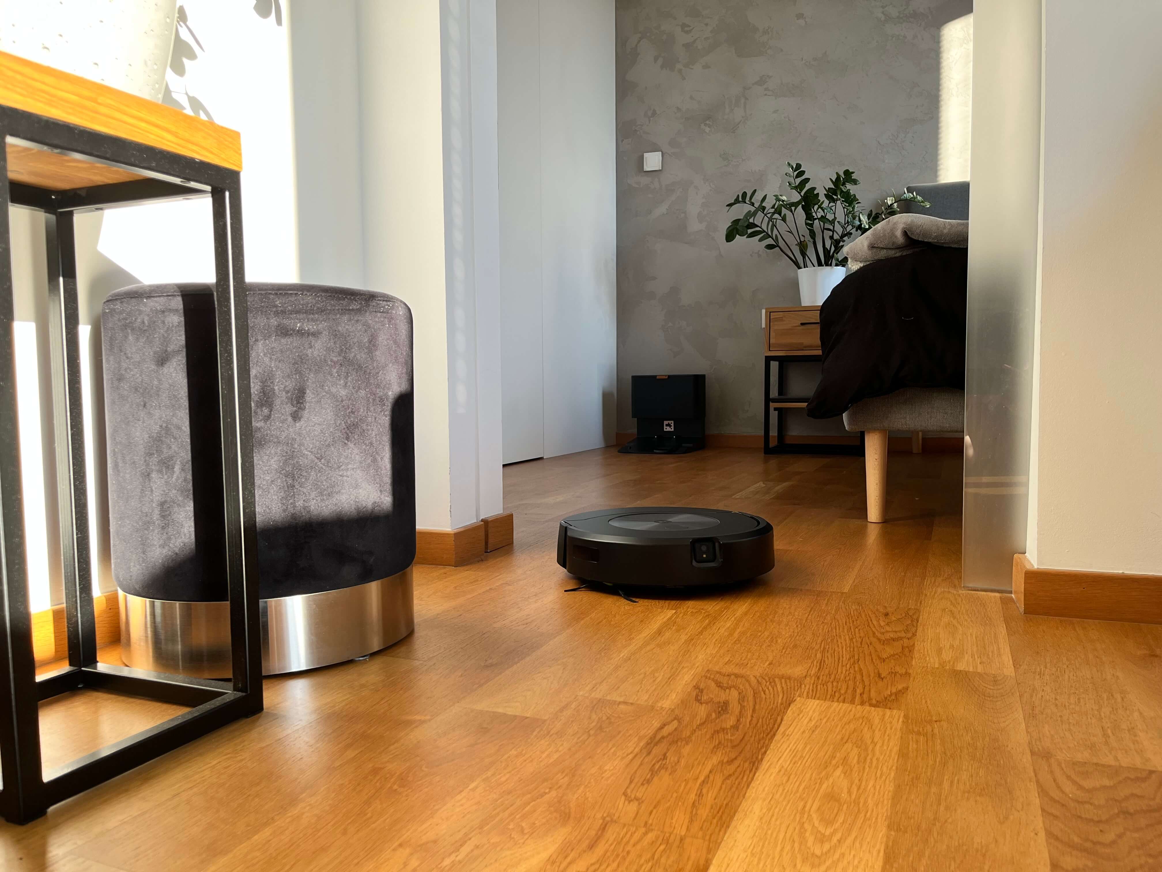 Po połączeniu robota z aplikacją możesz wymyślić mu nazwę, a także zdecydować, czy chcesz włączyć funkcję wykrywania przeszkód. Jeśli się na to zdecydujesz, to robot będzie robił zdjęcia przedmiotów, które zagradzają mu drogę czy przeszkadzają w sprzątaniu, abyś nauczył go, jak sobie z nimi radzić.