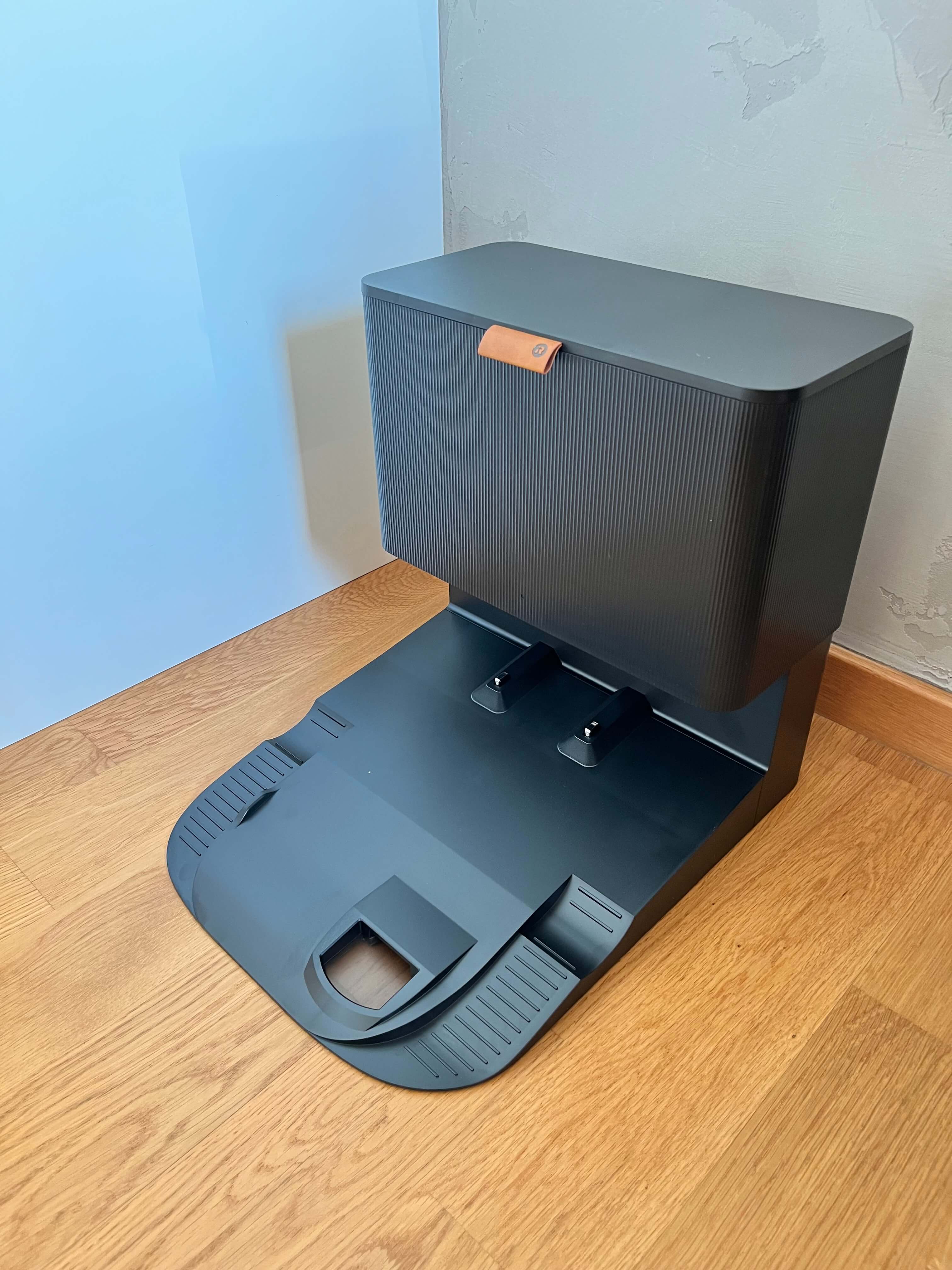 Jeśli zaś chodzi o stację Clean Base, to trzeba przyznać, że spośród innych wyróżnia się dość kompaktowymi wymiarami. Szczególnie wysokością 32 cm.