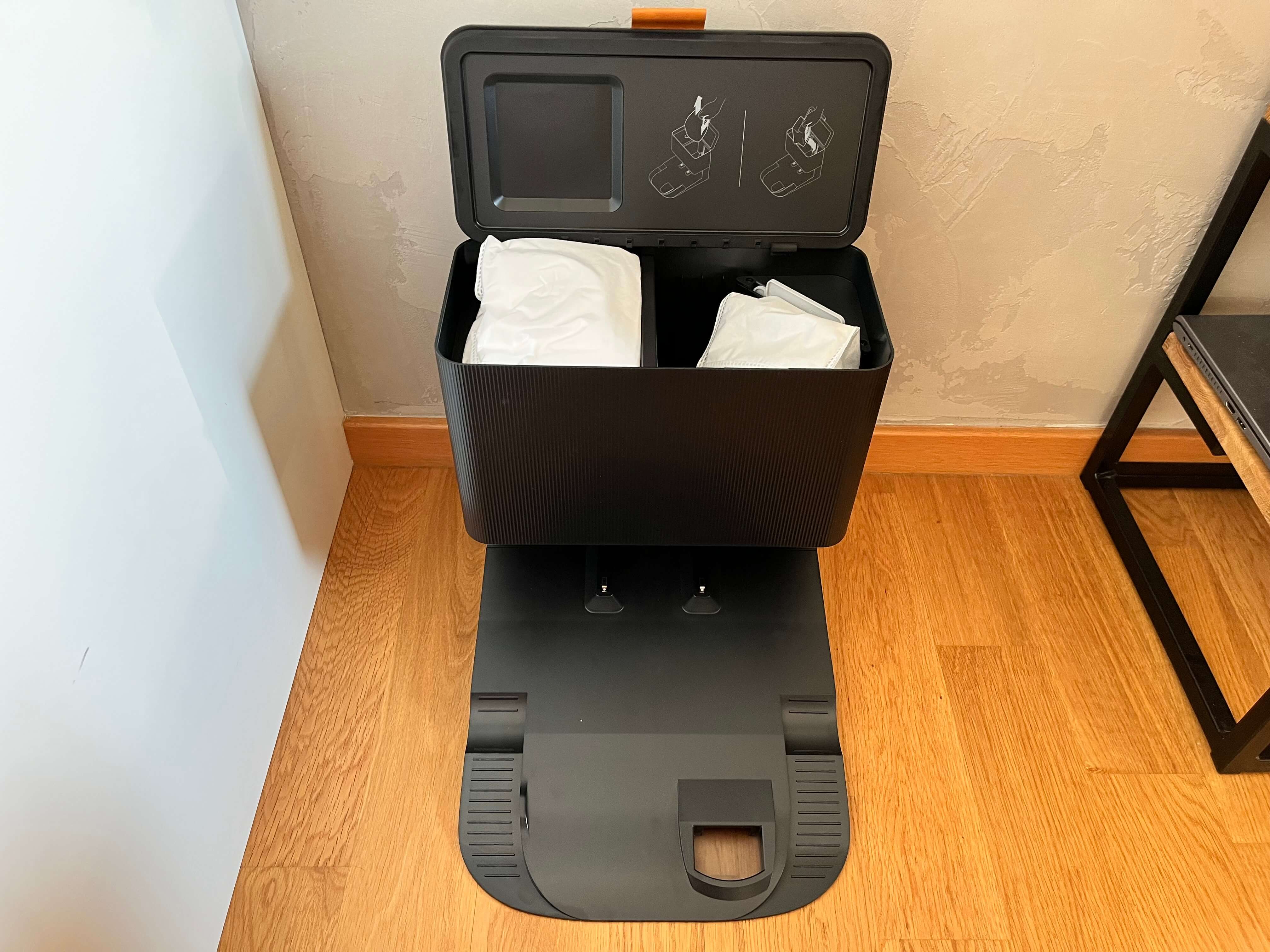 Odkurzacz automatyczny Roomba Combo j7+ jest gotowy do pracy właściwie zaraz po wyjęciu z kartonu. Nic nie musisz montować ani składać, wszystkie części są już zamontowane na urządzeniu.