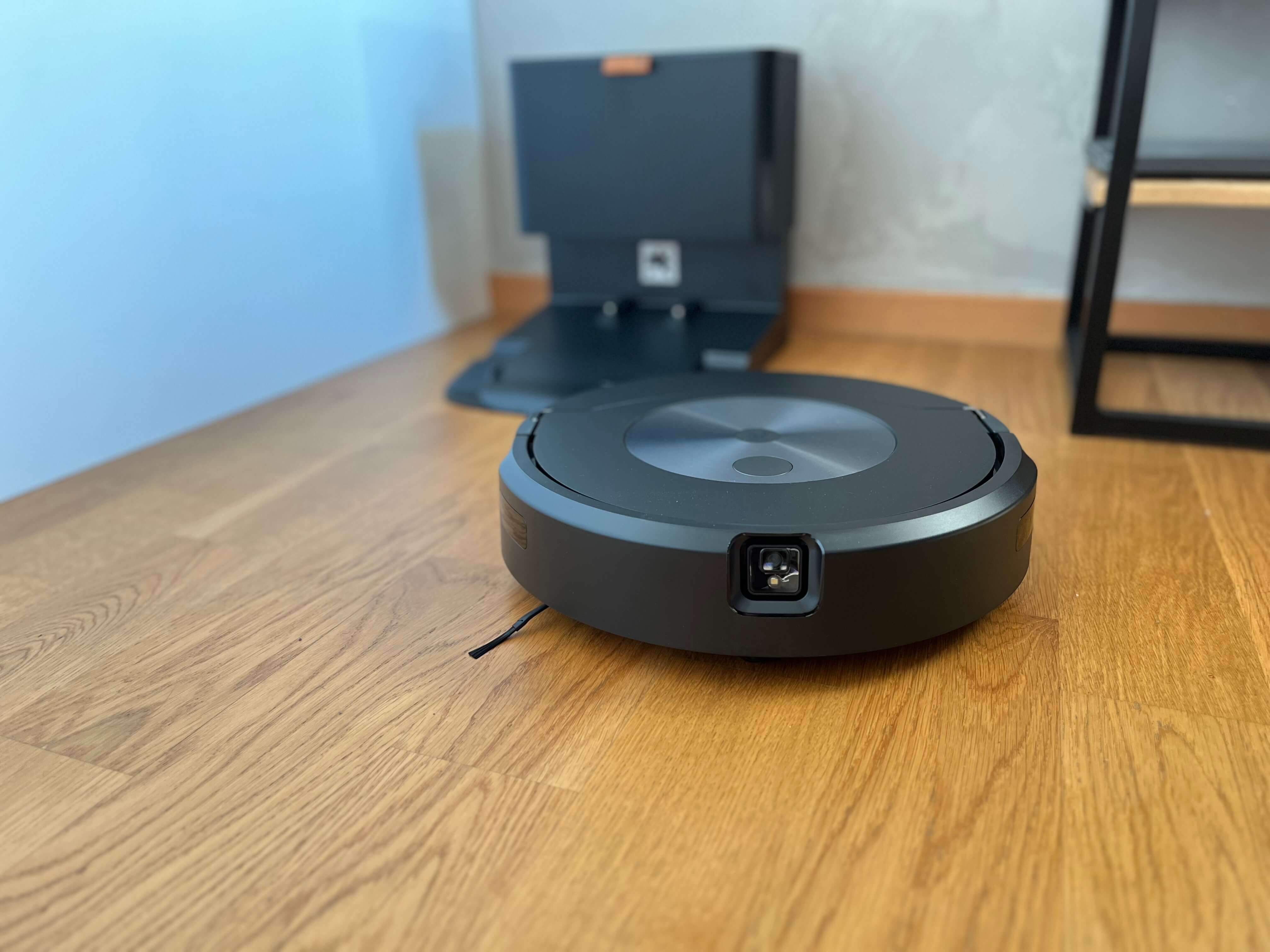 Oba urządzenia mają niemalże identyczny design oraz takie rozwiązania, jak podwójne gumowe szczotki do zbierania zanieczyszczeń, automatycznie opróżniany pojemnik na brud, nawigację PrecisionVision, komunikację głosową czy system antyalergiczny.