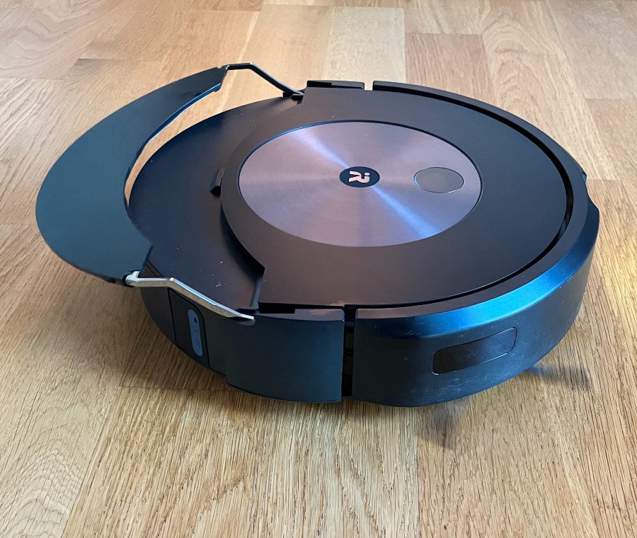 Przycisk zasilania (i włączania sprzątania), który okala pierścień świetlny, sygnalizujący np. stan gotowości do pracy czy wyczerpaną baterię, znajduje się na górze robota.