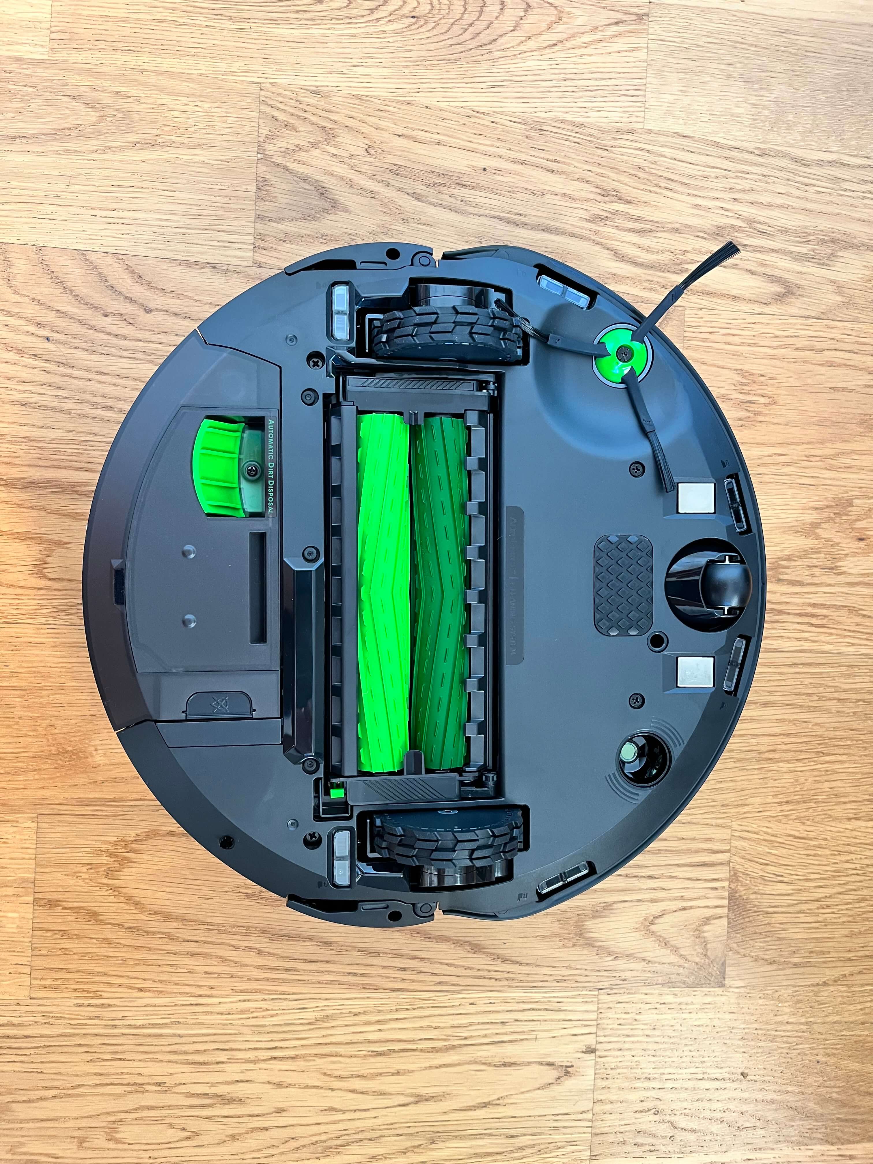 Robot sprzątający Roomba Combo j7+ ma okrągły kształt (a jakżeby inaczej) i wykonany jest z czarnego, matowego plastiku. W okalający go zderzak wbudowano kamerę z lampką LED oraz czujniki ruchu.