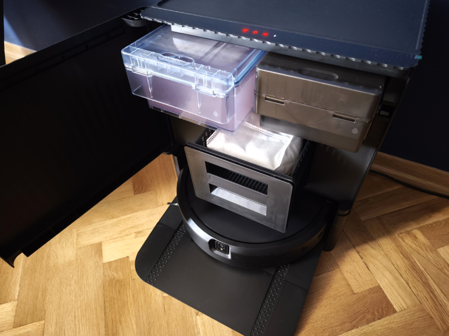 zbiorniki na wode i kurz w stacji clean base w irobot roomba combo 10 max