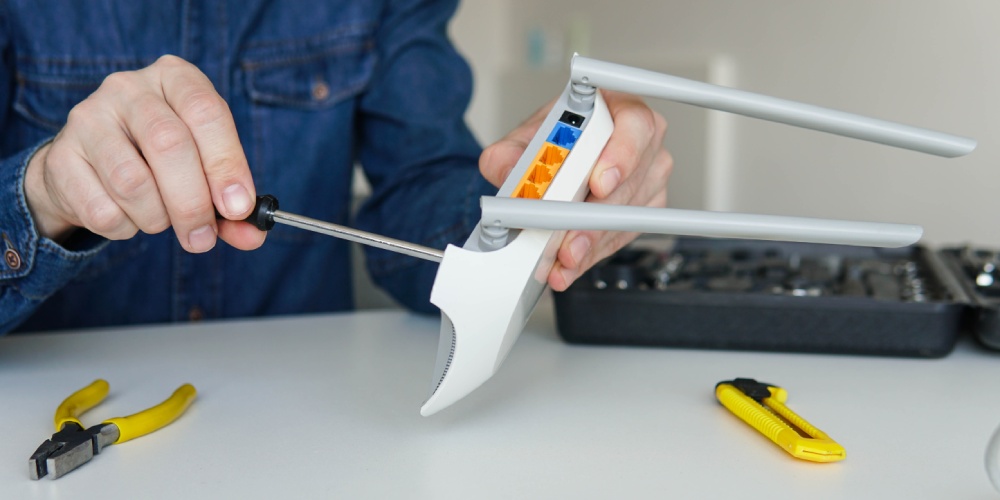 naprawa routera przy użyciu śrubokrętu