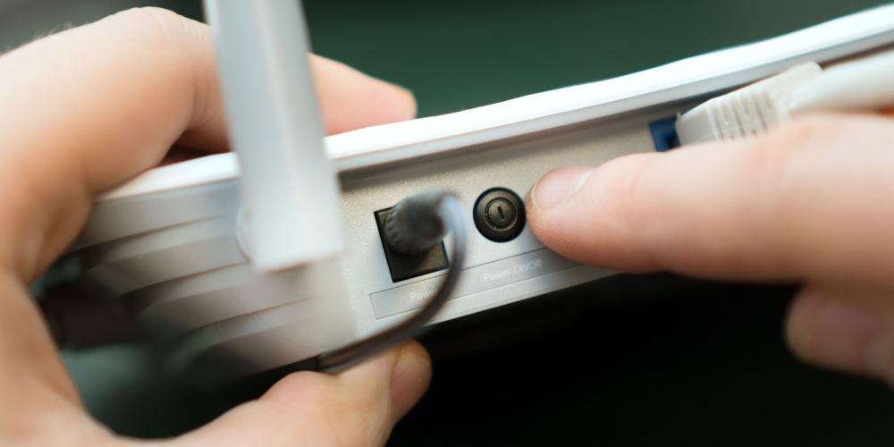 przycisk on/off na obudowie routera wifi