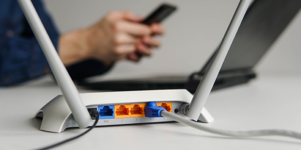 sprawdzanie hasła do Wi-Fi na telefonie, router na pierwszym planie