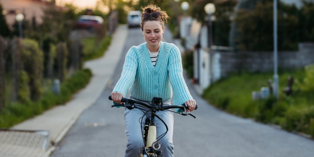 Kobieta jadaca na rowerze elektrycznym