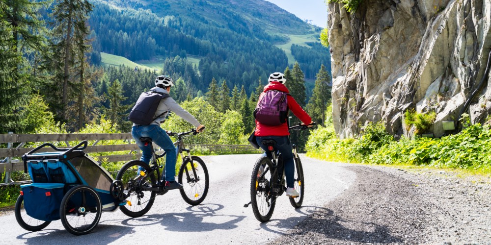 Mężczyźni na rowerach elektrycznych