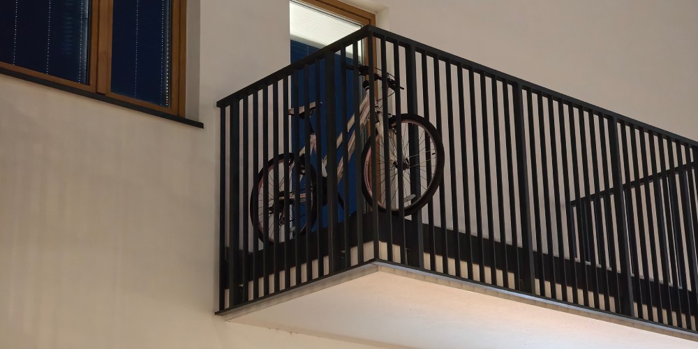 Zdjęcie roweru stojącego na balkonie loftowym zrobione Motorolą Signature.