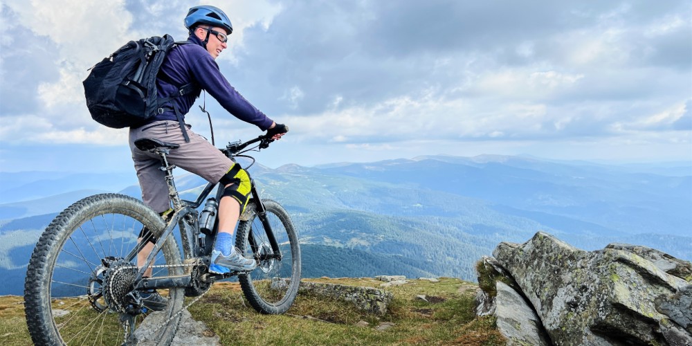 Mężczyzna na rowerze ze wspomaganiem elektrycznym