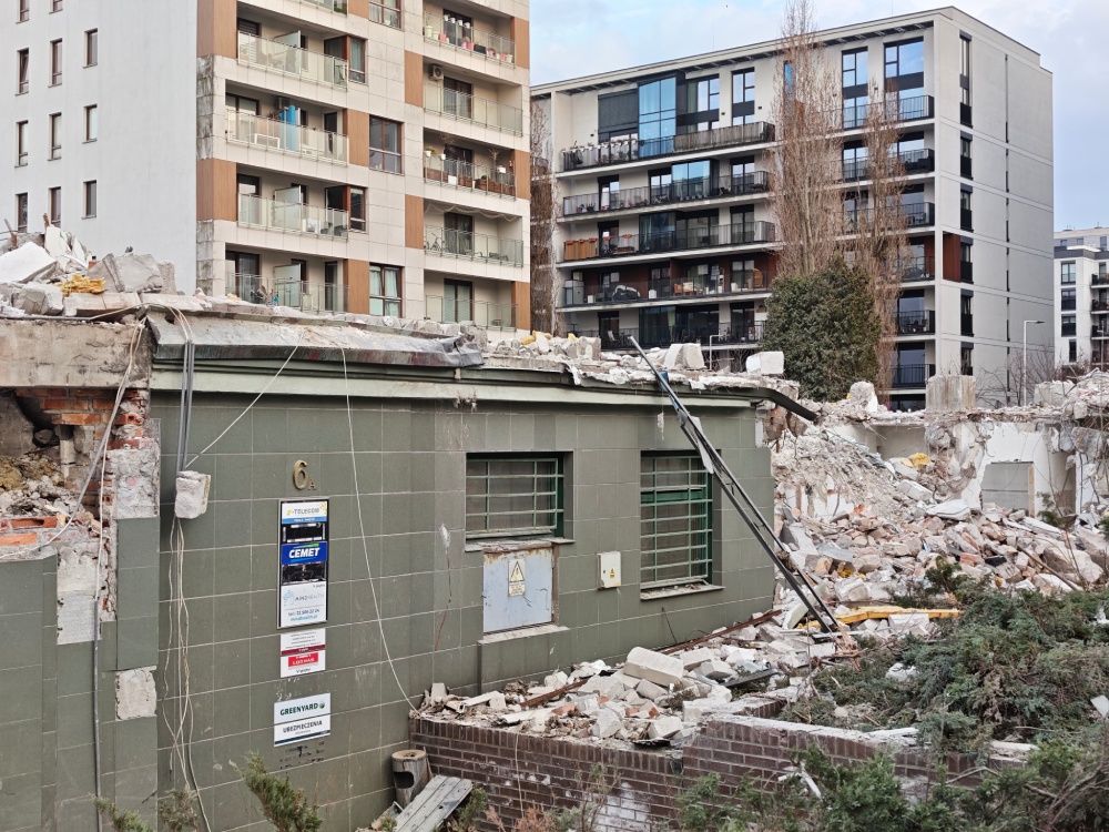 rozbiorka budynku na tle nowych blokow foto wykonane xiaomi 17 ultra