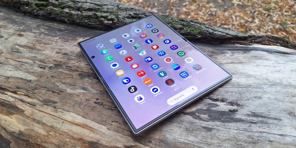 W pełni rozłożony ekran gł&oacute;wny w samsungu galaxy z fold8.