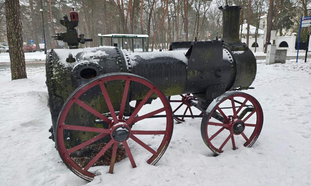 Czarna retro lokomotywa w parku - zdjęcie z Motoroli Signature.