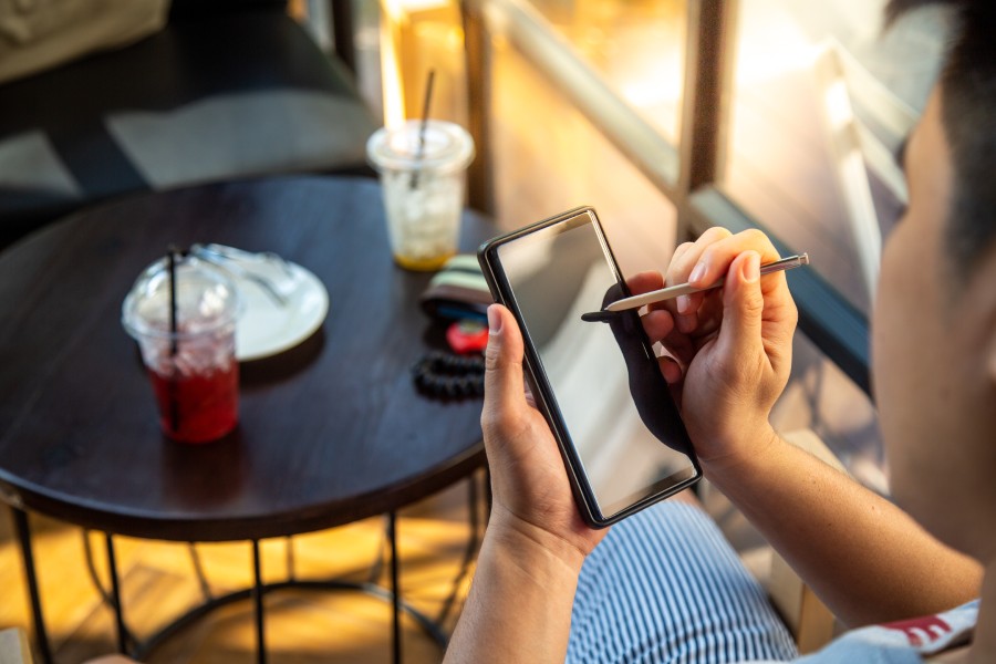 smartfon w dłoniach obsługiwany rysikiem