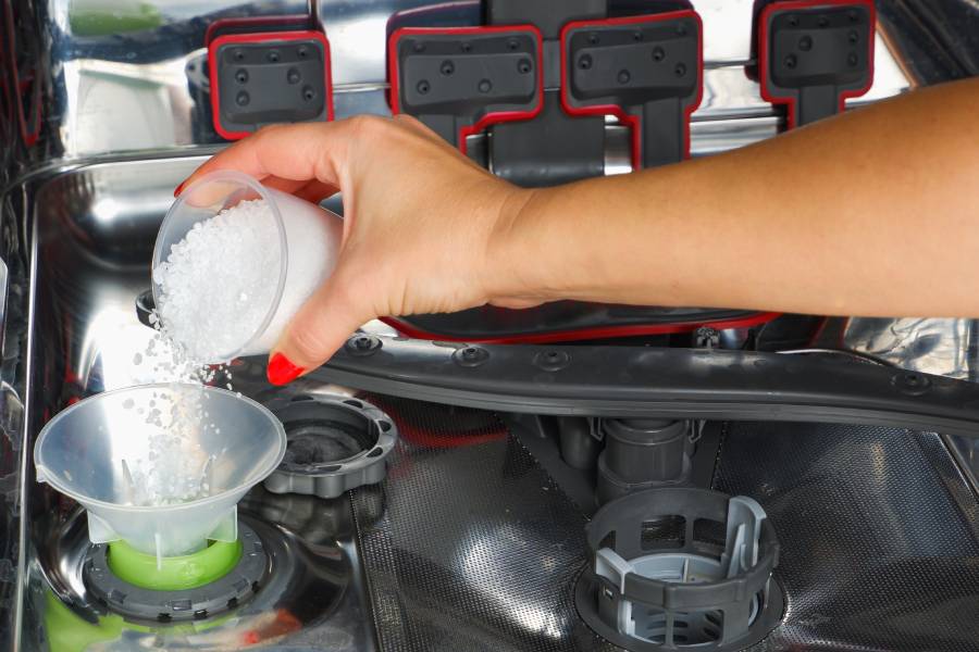 By dbać o swoją zmywarkę, ale r&oacute;wnież o czystość naczyń, warto sięgać po s&oacute;l do zmywarek. Chlorek sodu w niej zawarty zmiękczy wodę, ochroni spryskiwacze i filtry przed  osadzaniem kamienia oraz będzie zapobiegać powstawaniu zaciek&oacute;w.