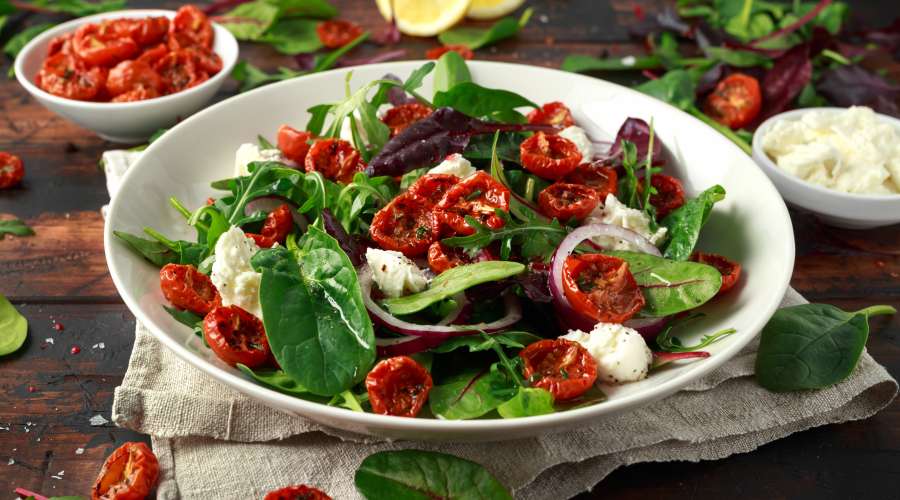 sałatka z suszonymi pomidorami