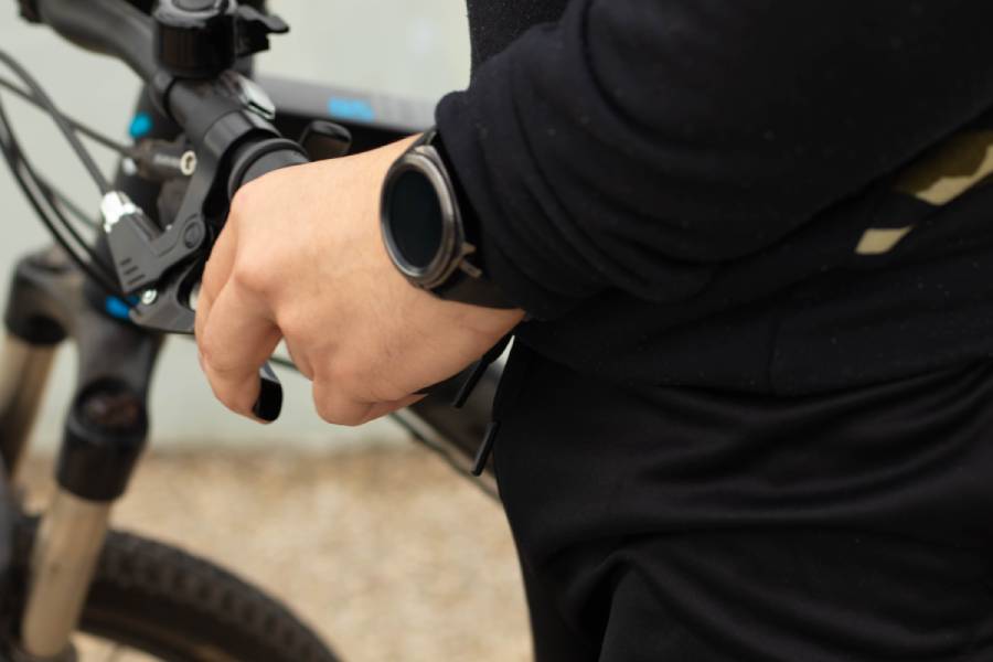Smartwatch na ręku rowerzysty