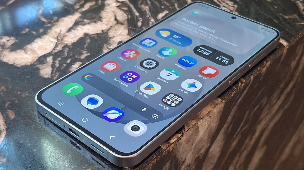 Demonstracja włączonego ekranu i grubości telefonu Samsung Galaxy S26 FE.