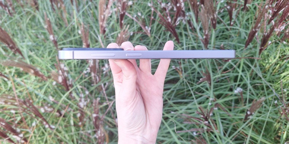 Zdjęcie Samsung Galaxy S26 FE od boku, prezentujące grubość obudowy.