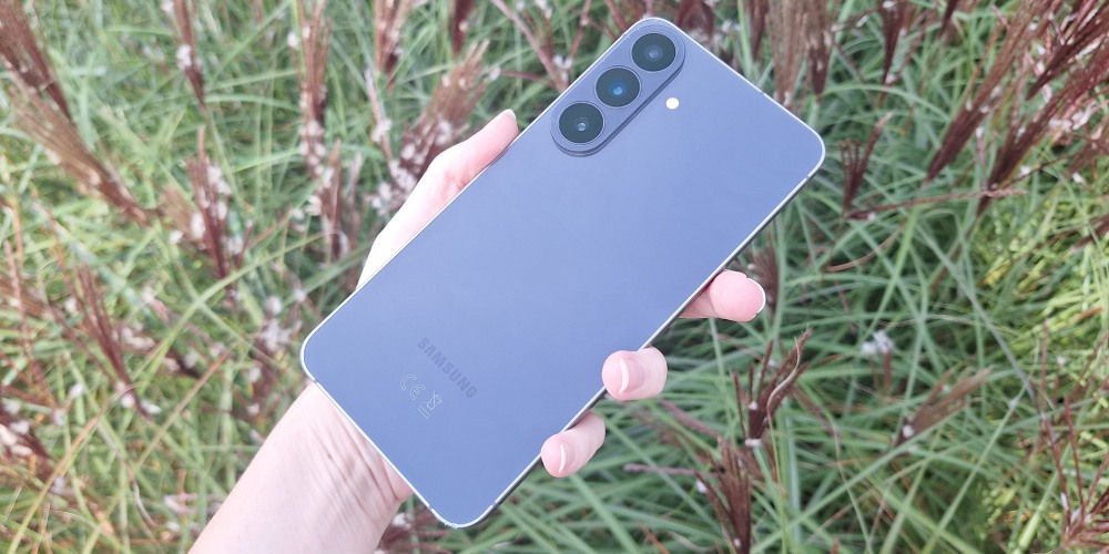 Zdjęcie tylnej obudowy smartfona Samsung Galaxy S26 FE.