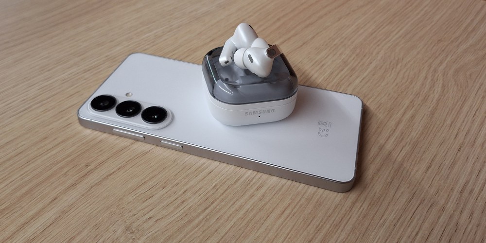 Telefon samsung galaxy s26+ i słuchawki buds 4 pro w etui.