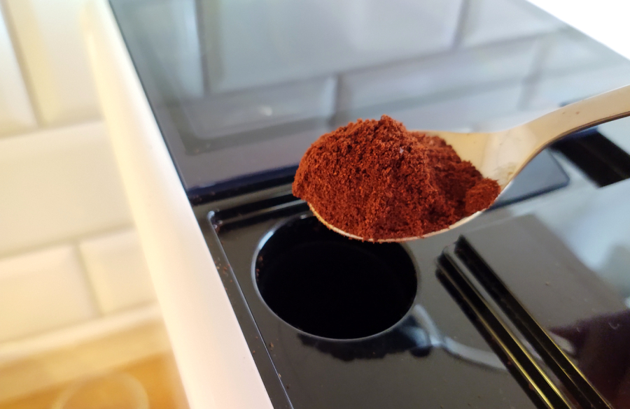 wsypywanie kawy zmielonej do pojemnika w ekspresie sencor