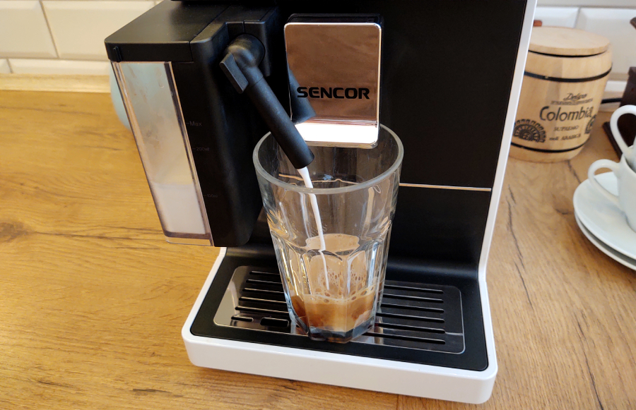 ekspres sencor ses 9301 przygotowuje kawę latte